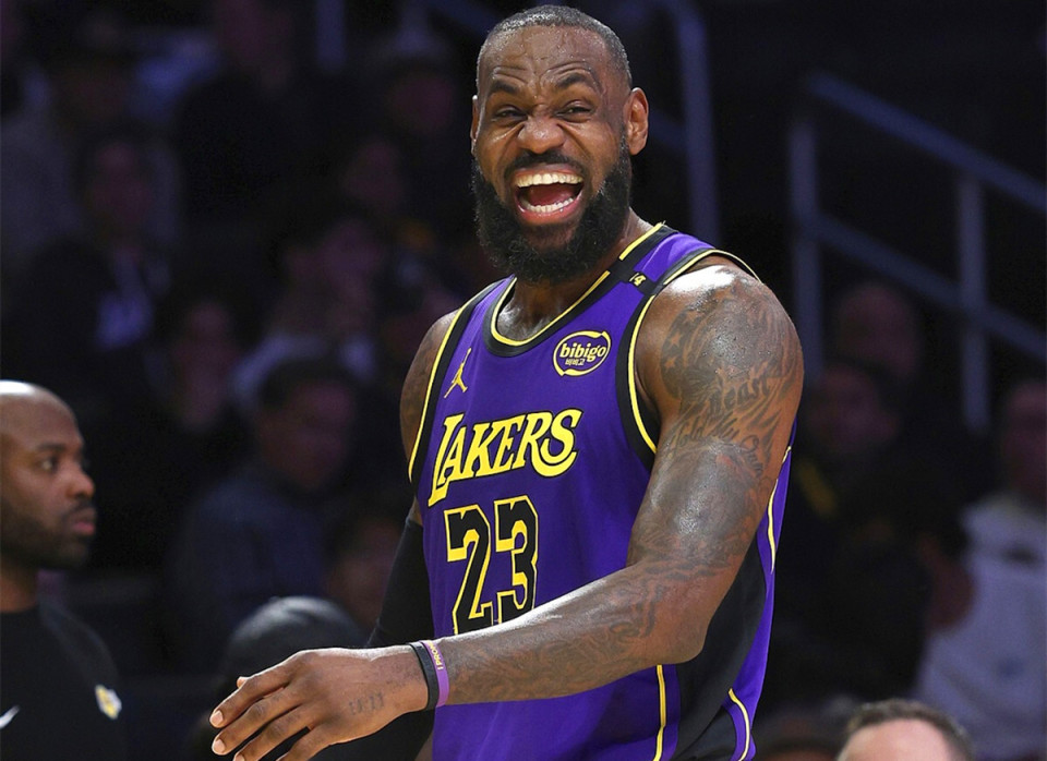 俄极限运动员挑战在1800米高空踢球，进球后做出C罗庆祝动作