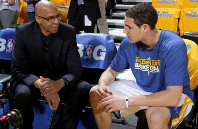 长春亚泰队启程出征青岛时，球迷用歌声为将士们送行