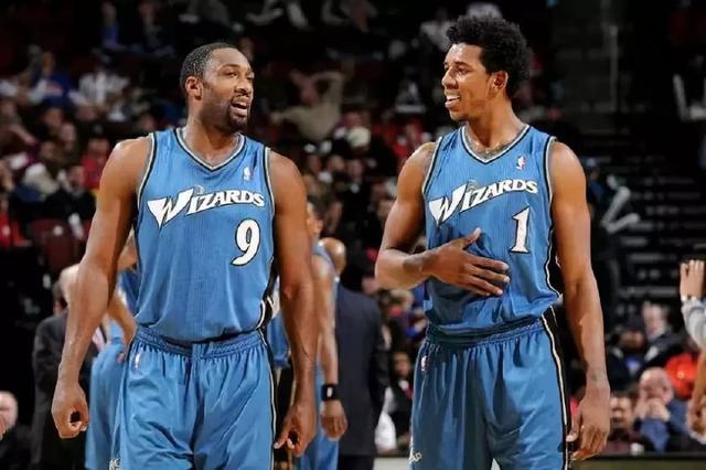 记者：李可并未参加申花赛前合练，明天能否首发存疑